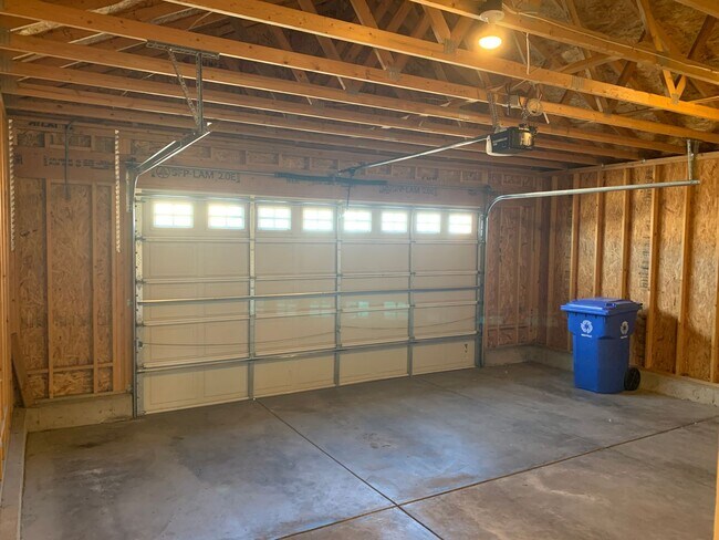 Building Photo - Beautiful 3 Bedroom 2 Bath Ranch-Style Home in West Loveland!