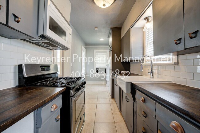 Building Photo - Charming 2-Bed, 1-Bath Upstairs Duplex Near the Paseo District