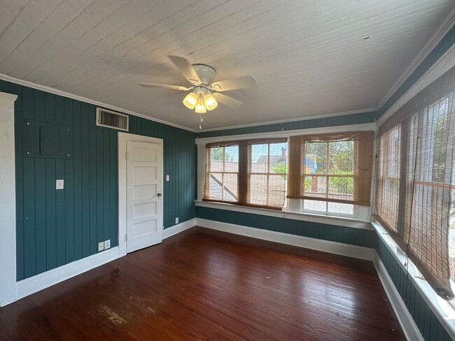 Building Photo - 2 Bed 1 Bath Apartment with Historic Charm