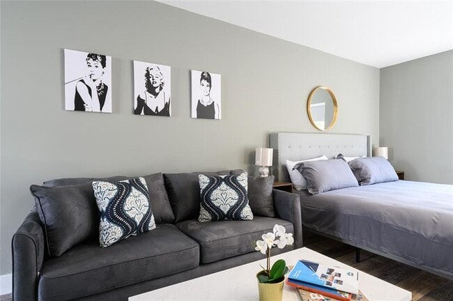 Building Photo - 1020 N Victoria Park Rd