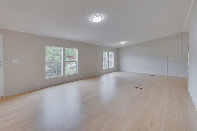 Building Photo - Fully Remodeled 4 Bedroom 2 Bath Home