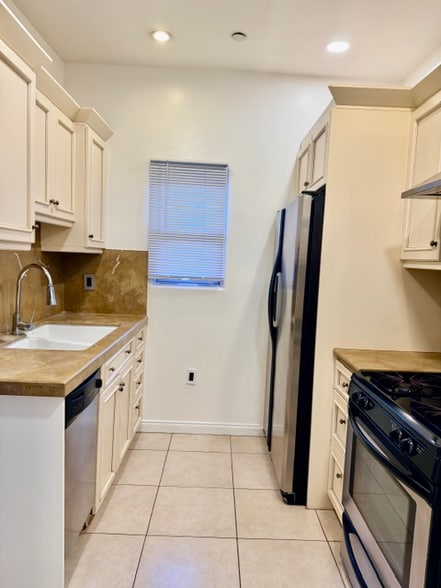 Building Photo - 917 N Sierra Bonita Ave