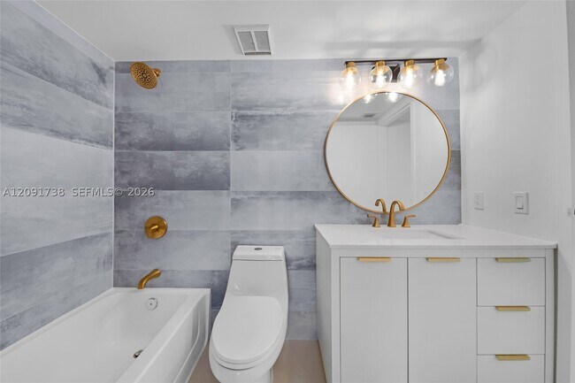 Building Photo - 7601 E Treasure Dr