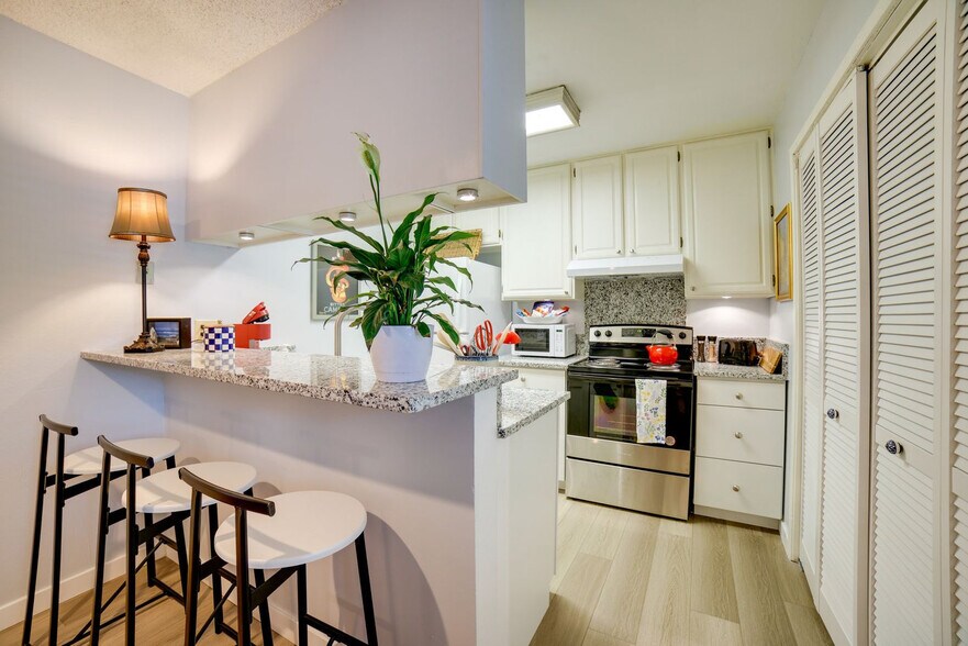 Building Photo - 4951 Catalina Dr