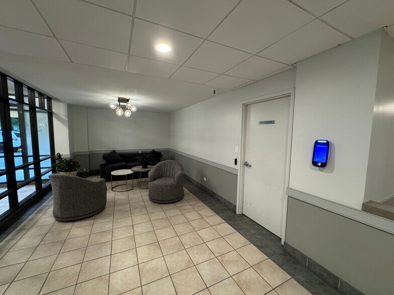 Fob Secure Package Room & Seating - 811 S Lytle St