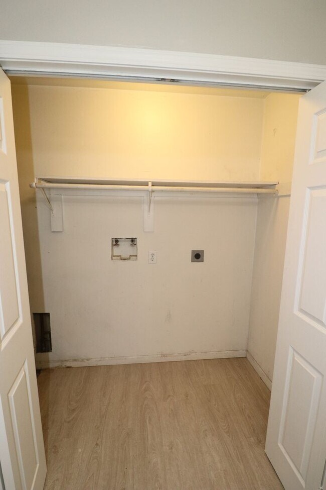 Building Photo - Newly updated duplex for rent!