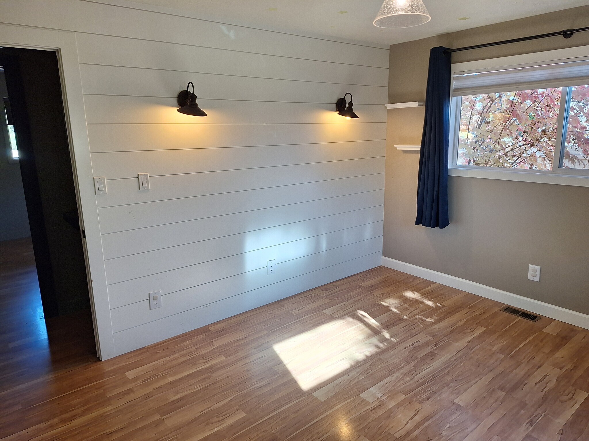 Building Photo - 2437 N Curtis Rd