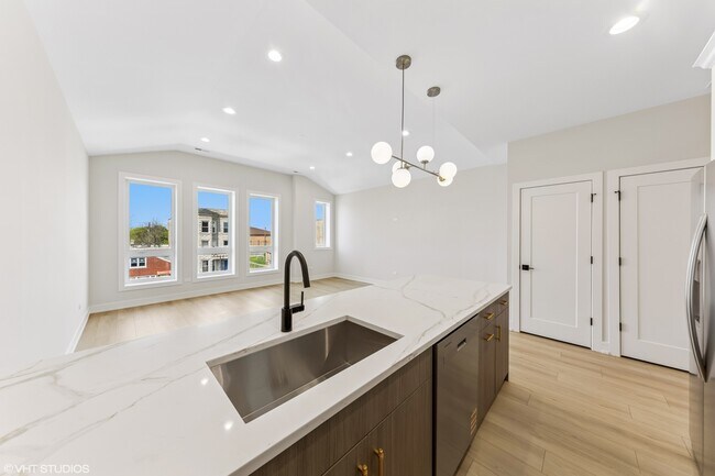 Building Photo - 5000 S Prairie Ave