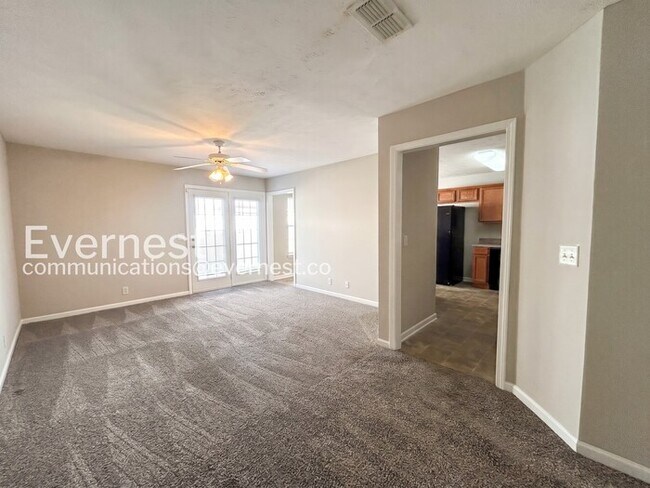 Building Photo - 2 Bed, 2.5 Bath Home with Fenced Yard & Garage / Available Now!