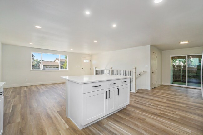 Building Photo - 100 Sunflower Dr