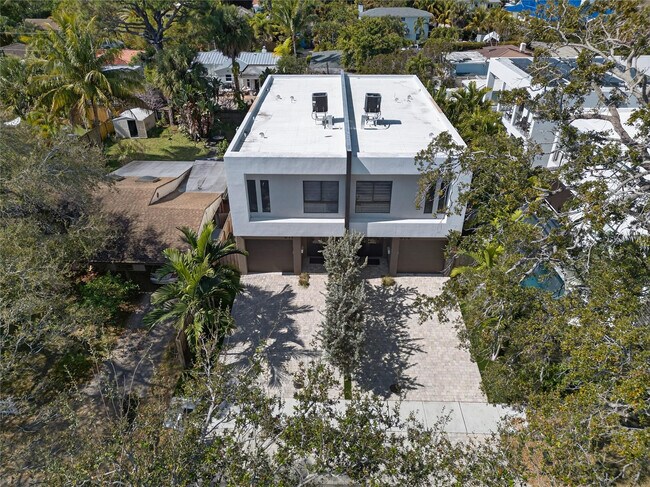 Building Photo - 811 SW 10th Terrace