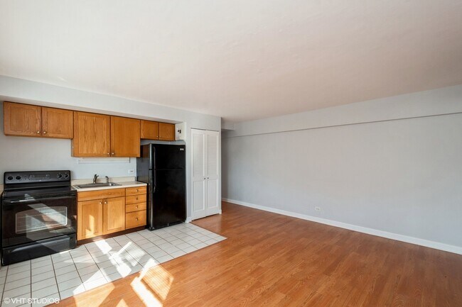 Building Photo - 4950 N Marine Dr