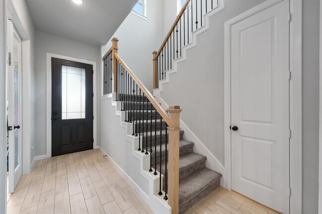 Building Photo - 1550 Park Path Dr