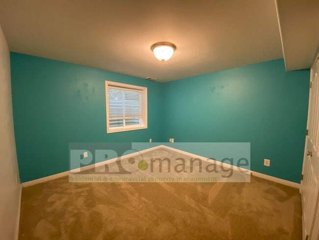 Building Photo - 5 bedroom / 3 bathroom Single Family Home