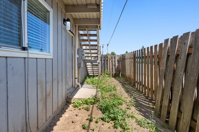 Building Photo - Ground floor apartment