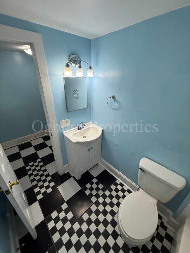 Building Photo - 409 Granville Dr SW