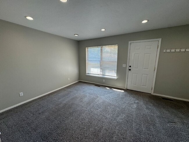 Building Photo - Spacious and fresh paint, 2 bed 1 bath wit...