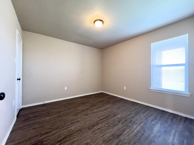Building Photo - 2509 Ave