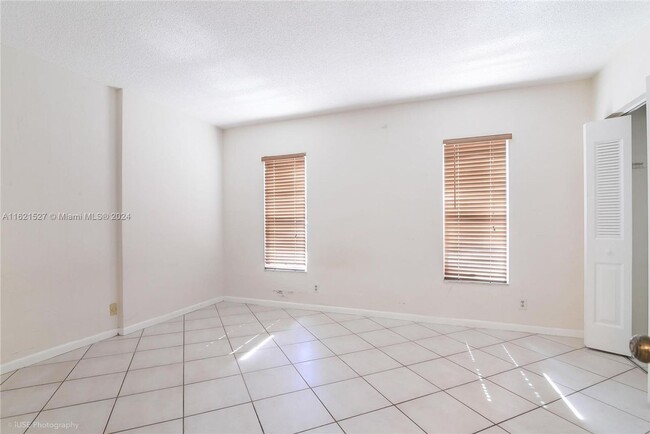 Building Photo - Spacious one bed one bath with pool!