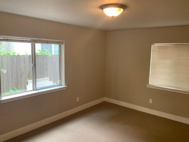 Building Photo - 5 Bedroom Duplex in University Area