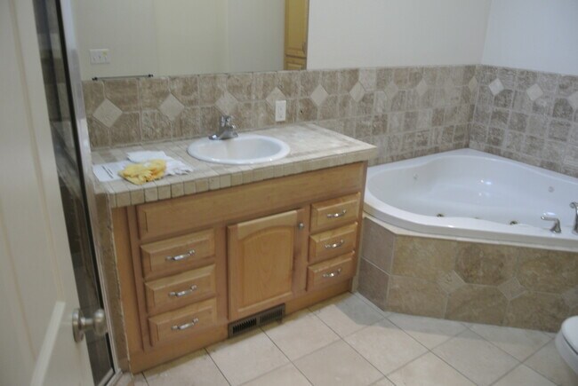 Building Photo - 2915 NE 53rd St