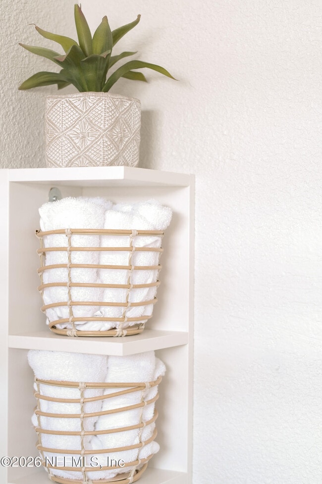 Building Photo - 212 Oak St