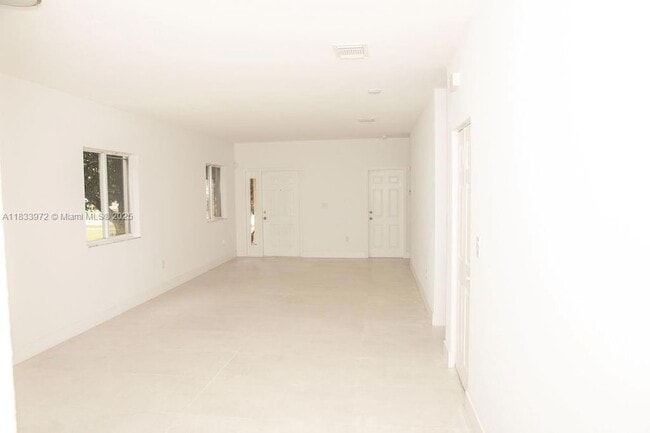 Building Photo - 273 SE 32nd Ave