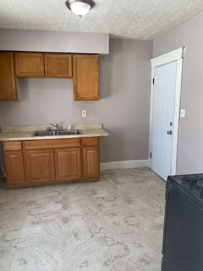 Building Photo - 10012 Manor Ave