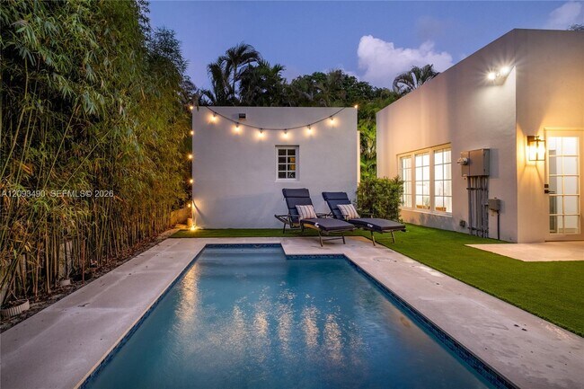 Building Photo - 1109 Almeria Ave