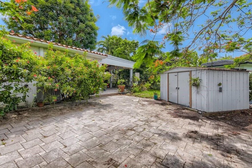 Building Photo - 6890 SW 51st St