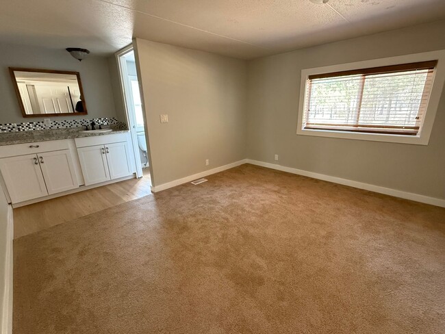 Building Photo - Newly Remodeled 3 Bedroom Home