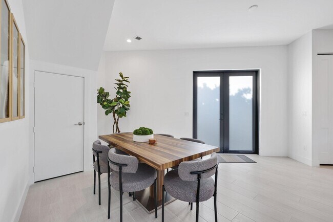 Building Photo - 2201 Florida Blvd