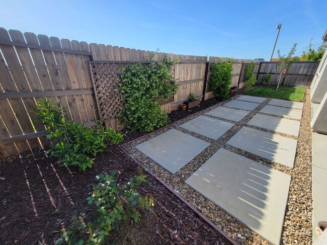 Building Photo - Beautiful 4/2/5 located in Lincoln w/ Sola...