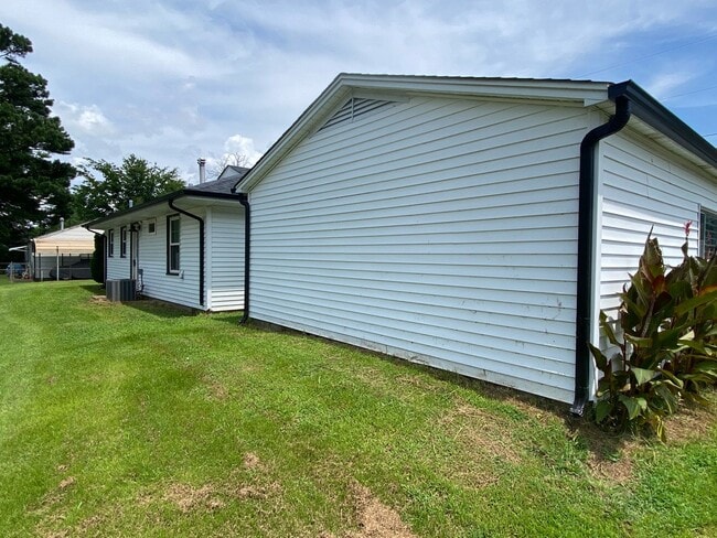 Building Photo - The Pines Place now Available - Cottage li...