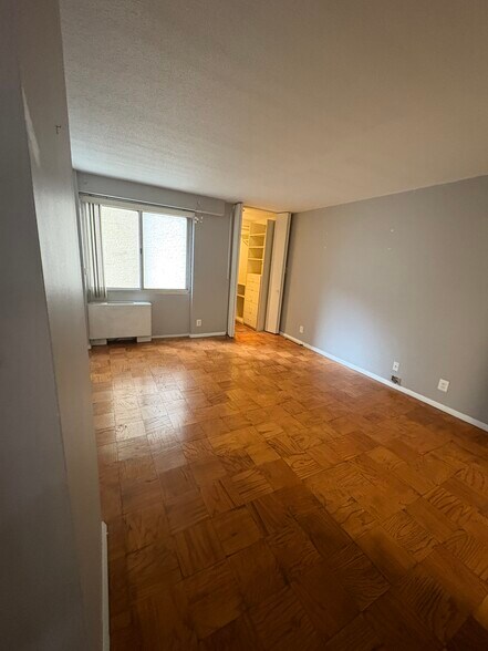 Master bedroom - 4515 Willard Ave