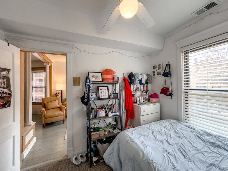 Building Photo - 3245 N Lakewood Ave