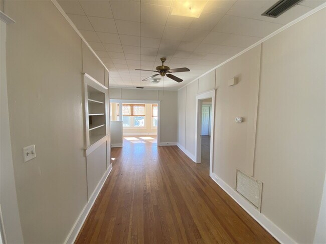 Building Photo - 2 BR/1 BA Downtown Apartment! Walk Everywhere!