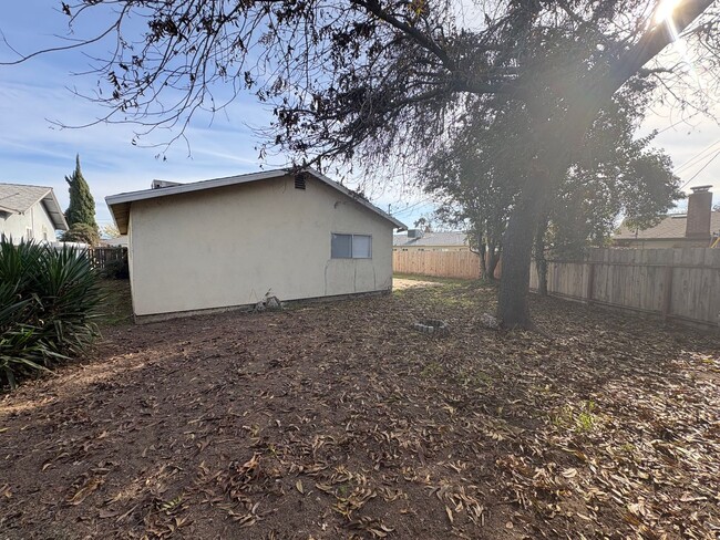 Building Photo - Spacious NW Visalia Home Rent Ready!