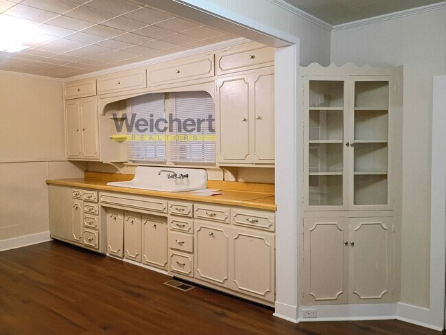 Building Photo - Charming 2BR/1BA Home with Spacious Backyard