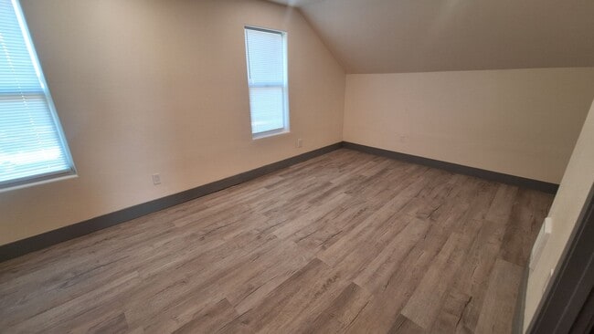 Building Photo - 4 bedroom 2.5 bath home with main level be...