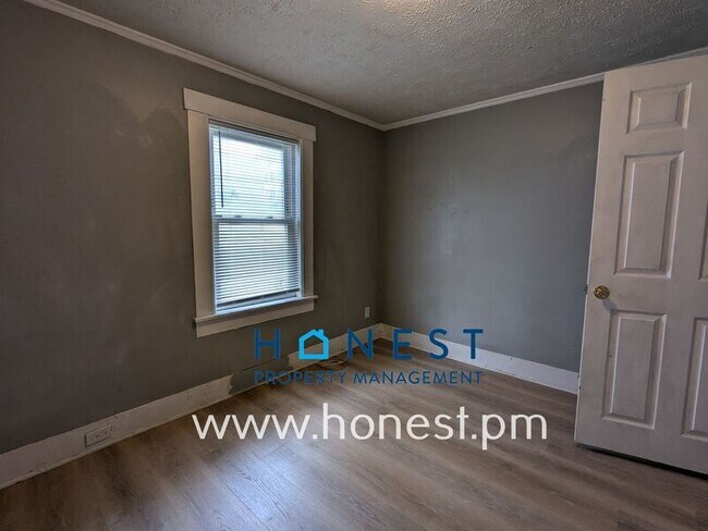 Building Photo - 36 Monroe St