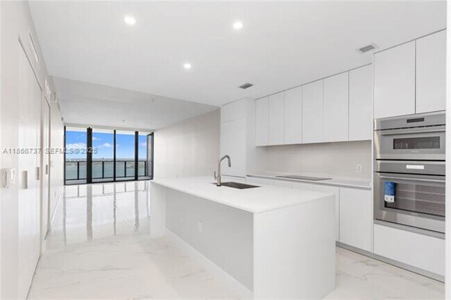 Building Photo - 700 NE 24th St