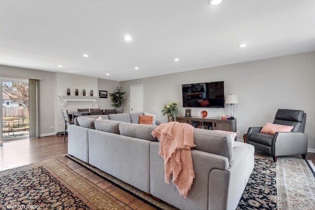 Building Photo - 1915 Farmington Ct