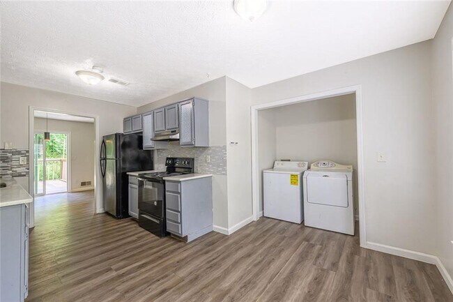 Building Photo - 2100 Whitebluff Way NE
