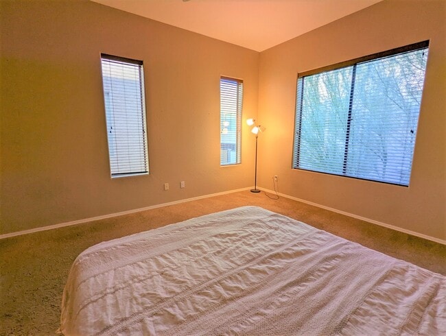 Building Photo - 2241 E Pinchot Ave