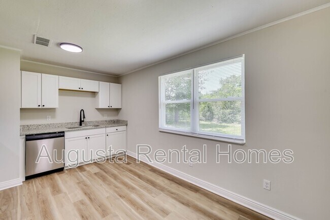 Building Photo - 2404 Southdale Dr