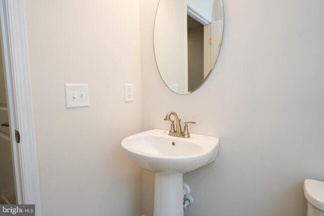 Building Photo - 9305 Mulligan Way