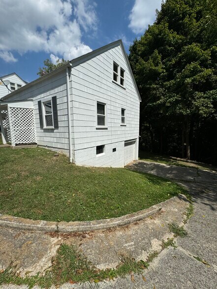 Building Photo - 110 1/2 Main St