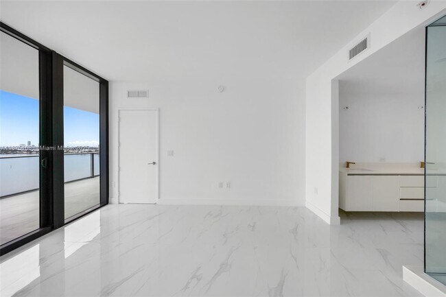 Building Photo - 700 NE 24th St