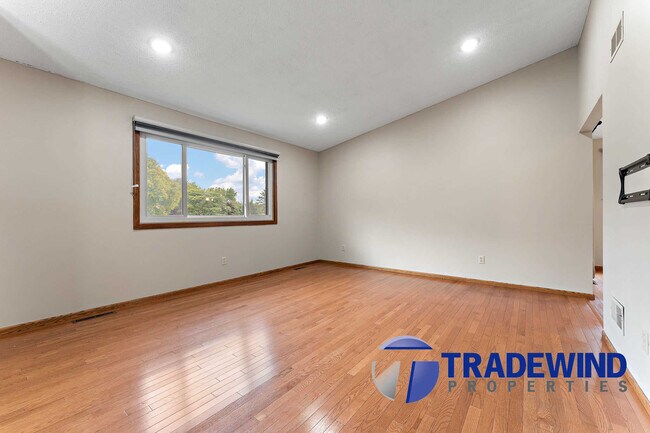 Building Photo - 560 Donegal Cir